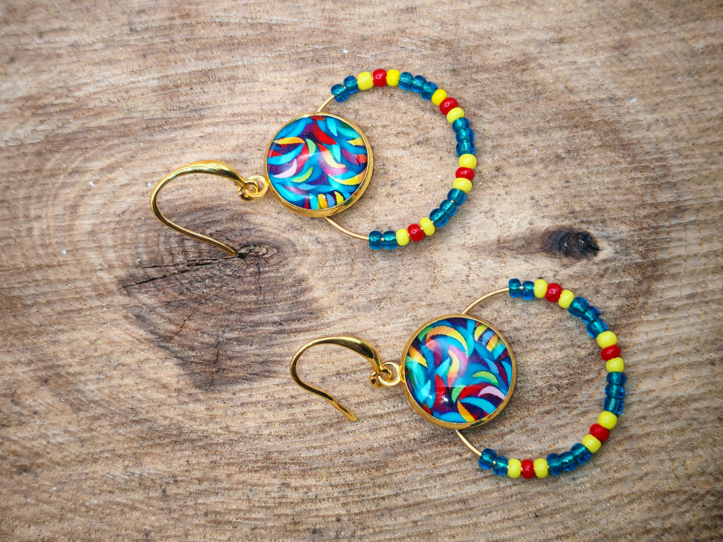 Boucles d’oreilles – Créoles dorées & cabochons tourbillons colorés