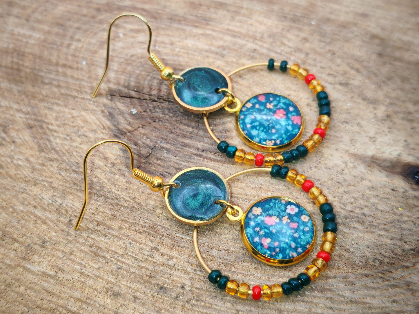 Boucles d’oreilles – Créoles dorées & duo de cabochons vert profond