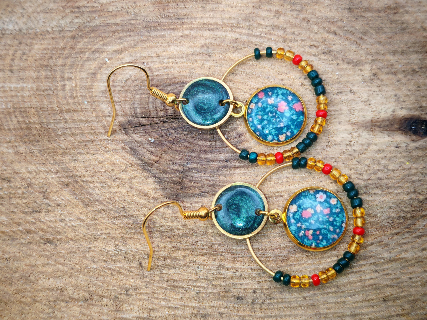 Boucles d’oreilles – Créoles dorées & duo de cabochons vert profond