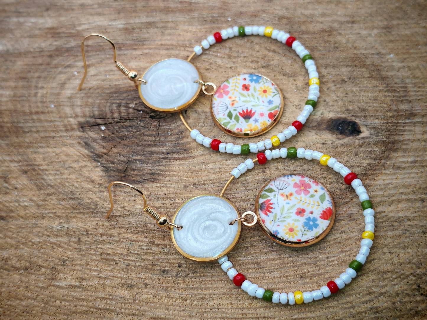 Boucles d’oreilles – Créoles dorées & cabochons fleuris champêtres