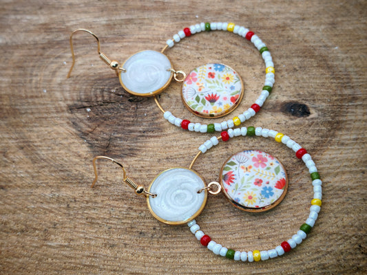 Boucles d’oreilles – Créoles dorées & cabochons fleuris champêtres