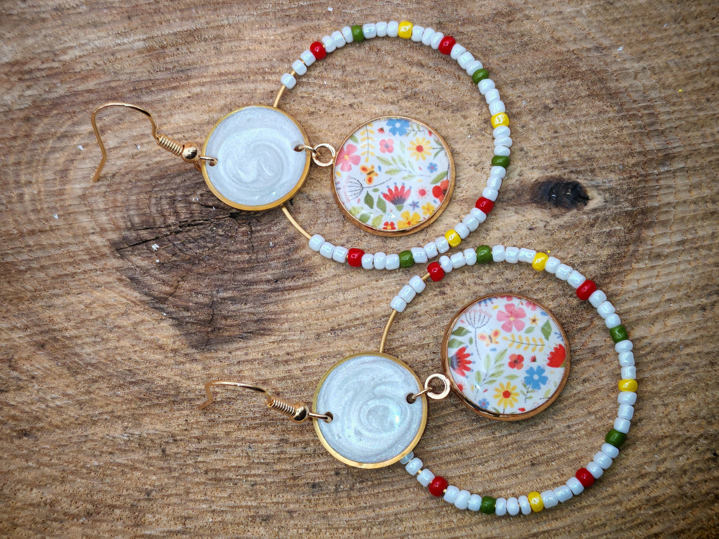 Boucles d’oreilles – Créoles dorées & cabochons fleuris champêtres