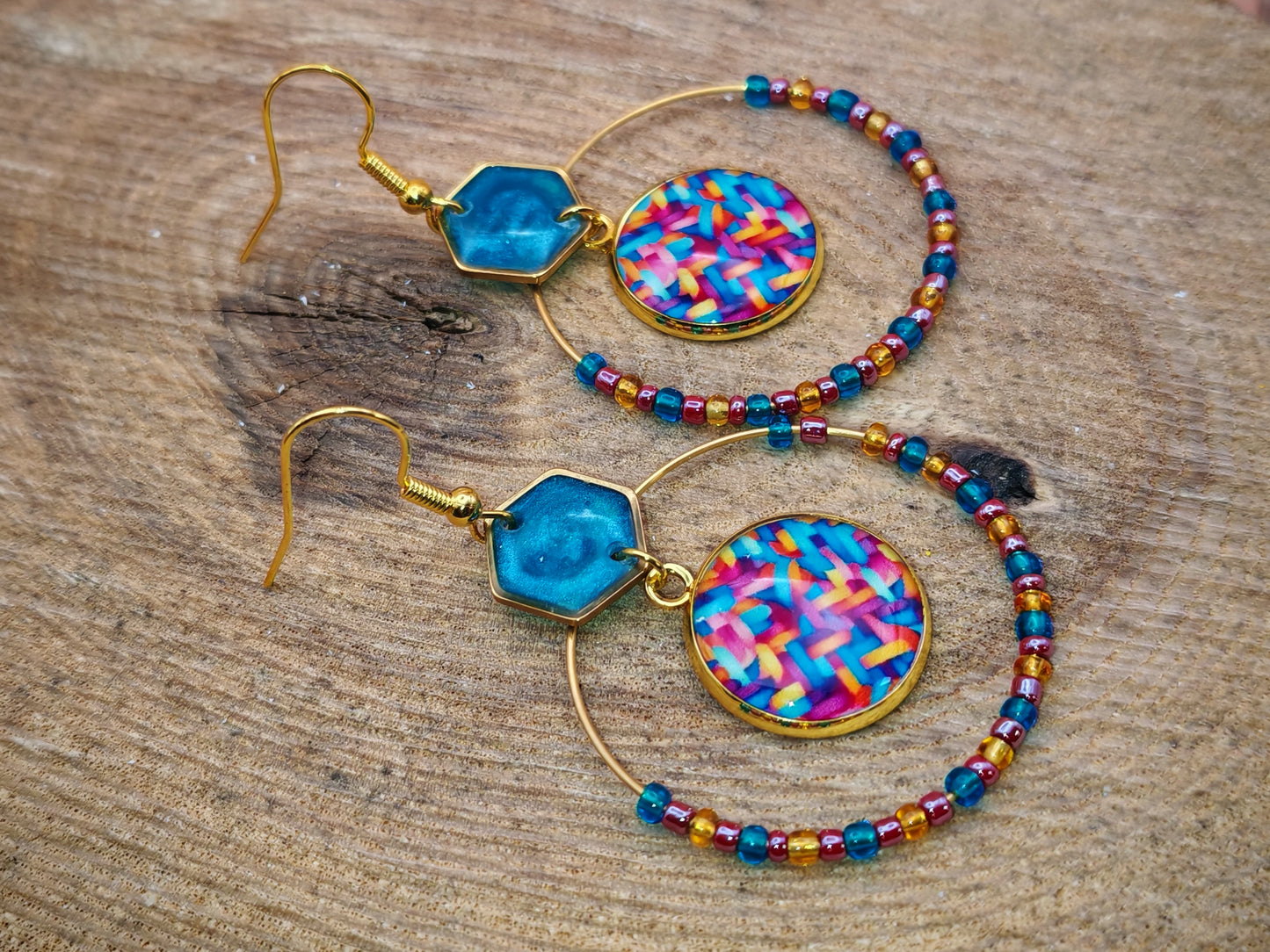 Boucles d’oreilles – Créoles dorées & cabochons tressés multicolores