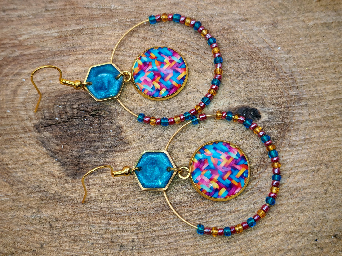 Boucles d’oreilles – Créoles dorées & cabochons tressés multicolores