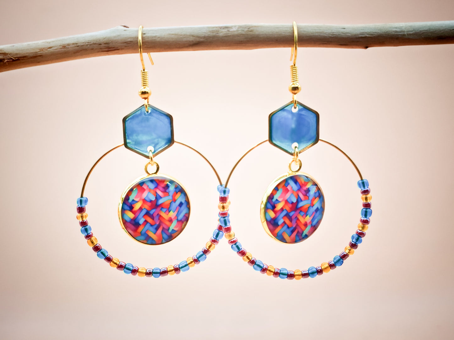 Boucles d’oreilles – Créoles dorées & cabochons tressés multicolores