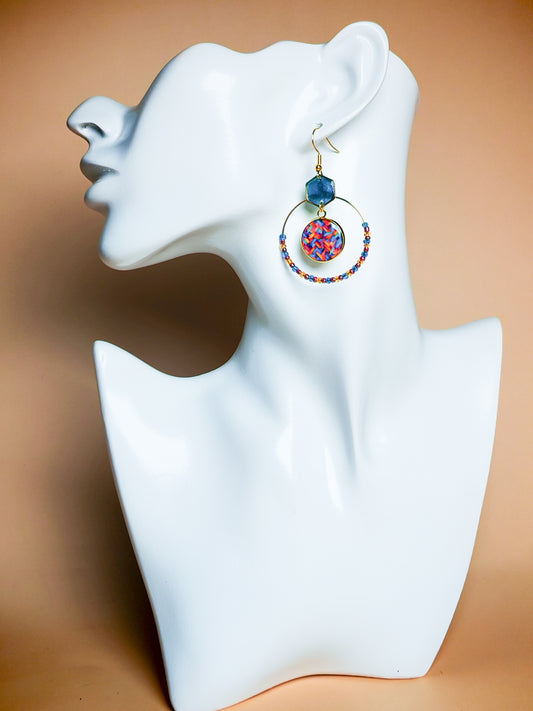Boucles d’oreilles – Créoles dorées & cabochons tressés multicolores