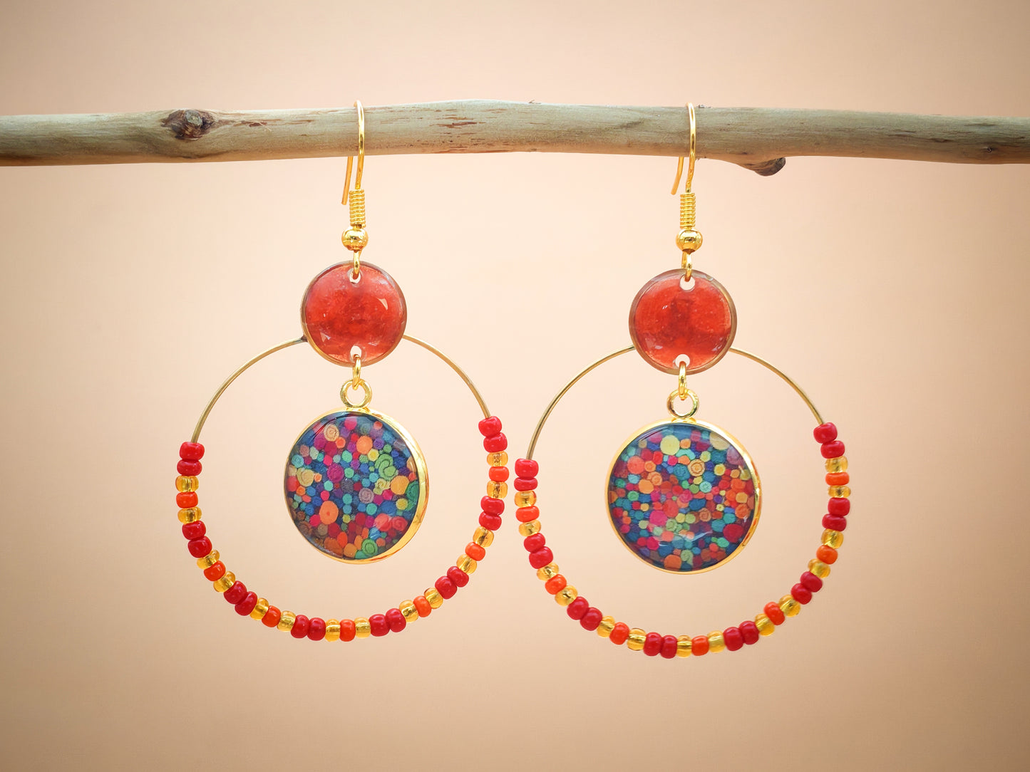 Boucles d’oreilles – Créoles dorées & cabochons confettis colorés