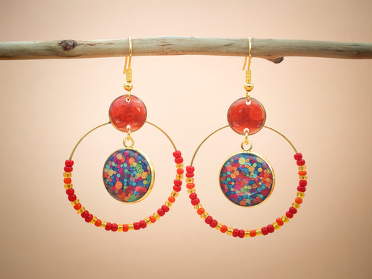 Boucles d’oreilles – Créoles dorées & cabochons confettis colorés