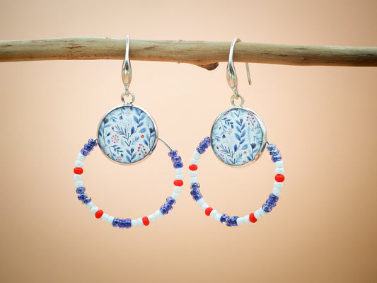 Boucles d’oreilles – Créoles argentées & cabochons fleuris bleu porcelaine