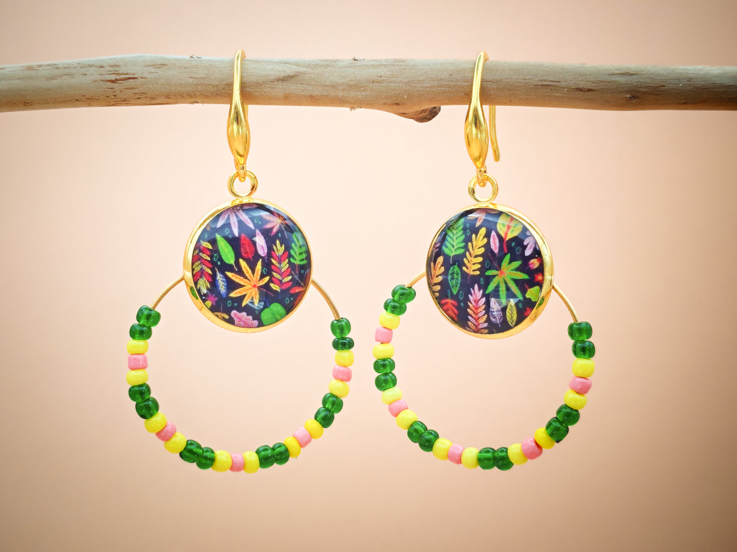 Boucles d’oreilles – Créoles dorées & cabochons feuillage tropical