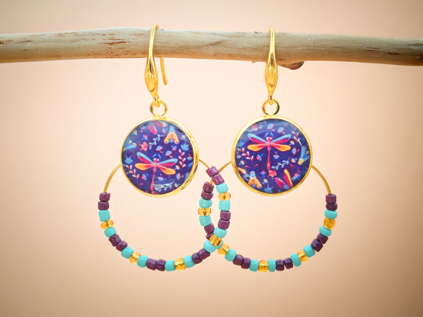 Boucles d’oreilles – Créoles dorées & cabochons libellules lumineuses