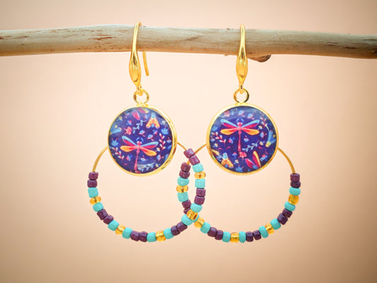 Boucles d’oreilles – Créoles dorées & cabochons libellules lumineuses