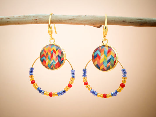 Boucles d’oreilles – Créoles dorées & cabochons chevrons multicolores