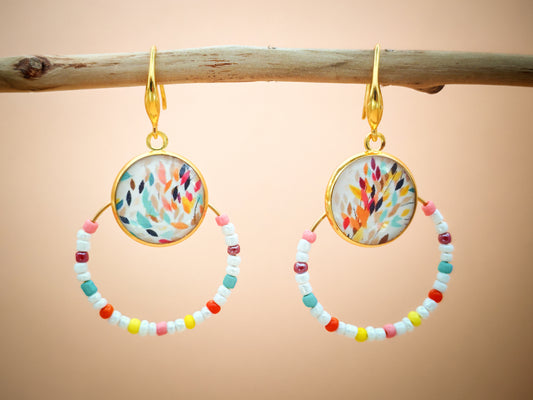 Boucles d’oreilles – Créoles dorées & cabochons feuillage multicolore