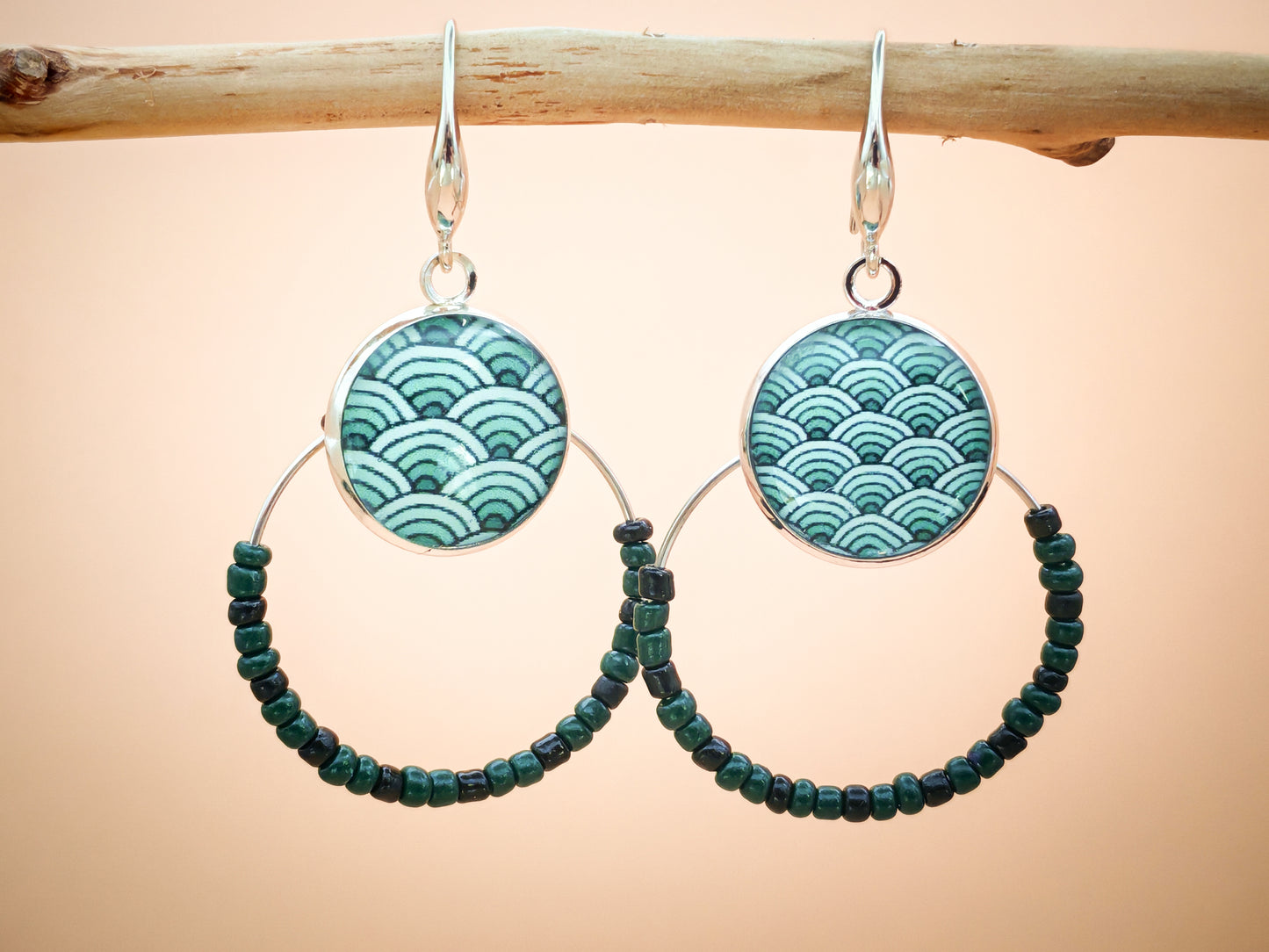 Boucles d’oreilles – Créoles argentées & cabochons vagues japonaises