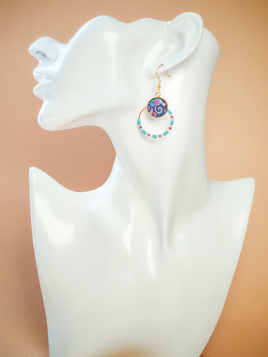 Boucles d’oreilles – Créoles dorées & cabochons motifs spirales indiennes