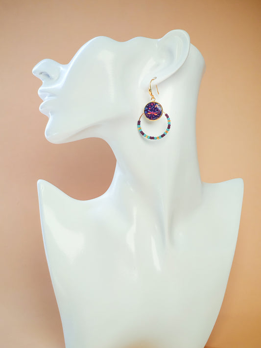 Boucles d’oreilles – Créoles dorées & cabochons libellules lumineuses