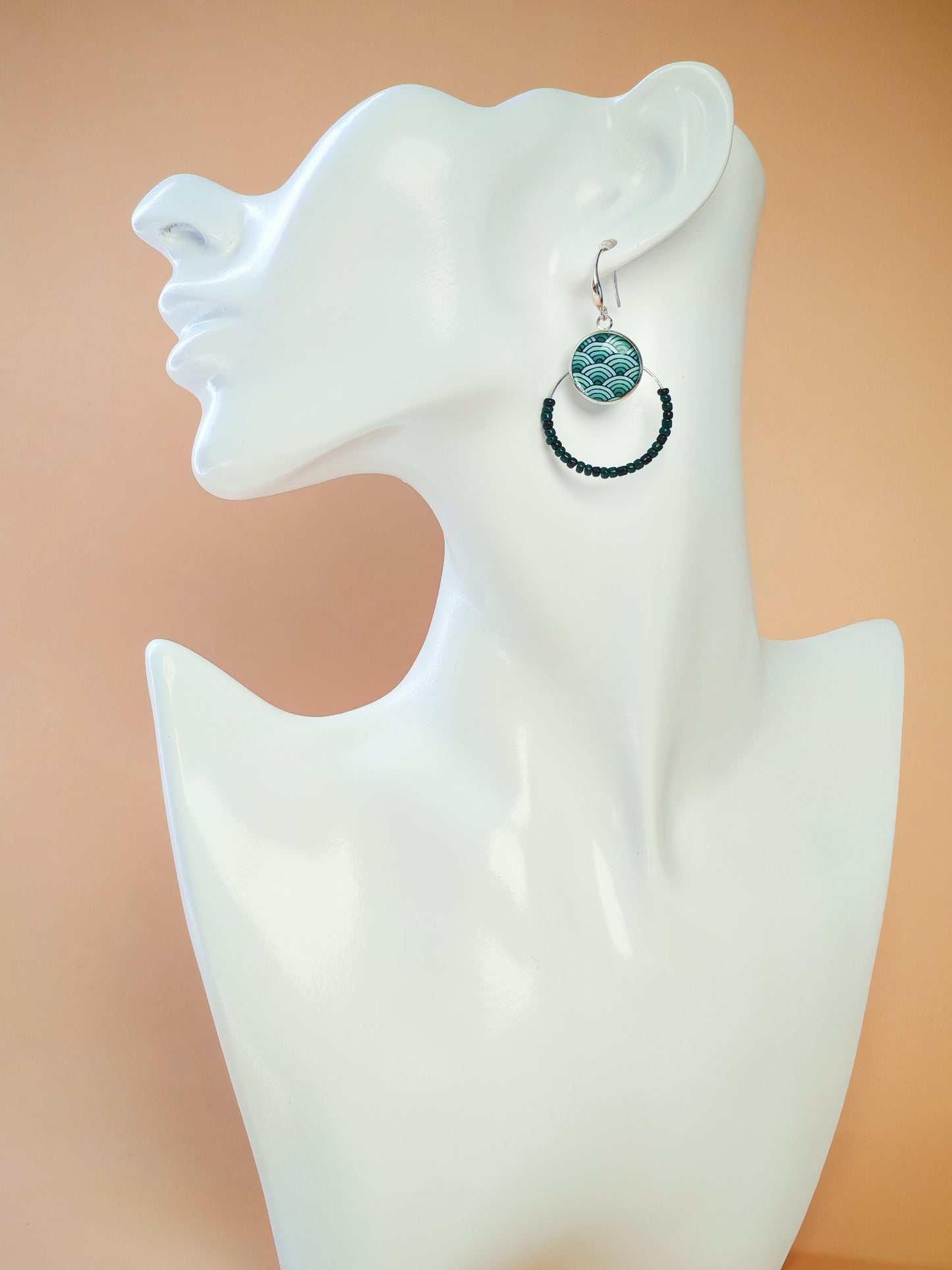 Boucles d’oreilles – Créoles argentées & cabochons vagues japonaises