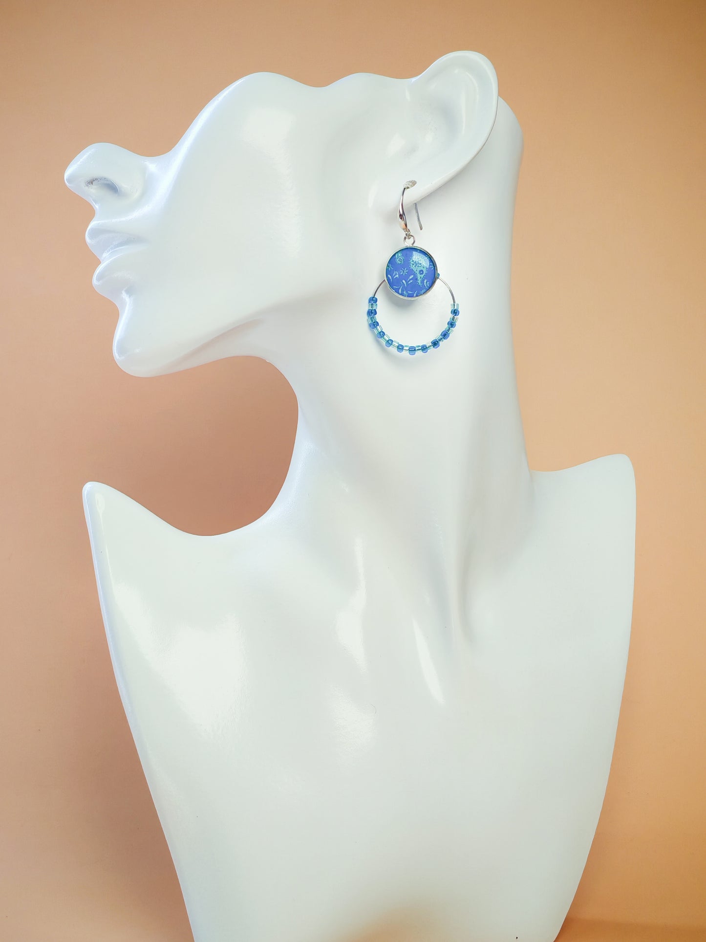 Boucles d’oreilles – Créoles argentées & cabochons bleu océan à motifs paisley