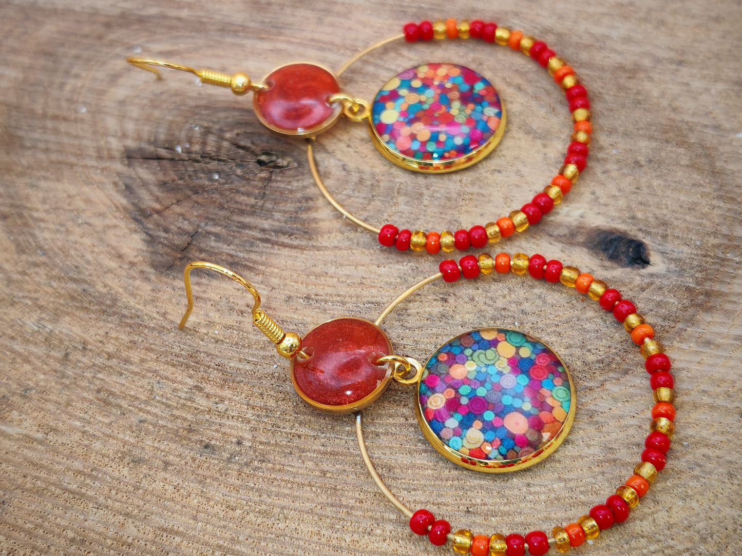 Boucles d’oreilles – Créoles dorées & cabochons confettis colorés