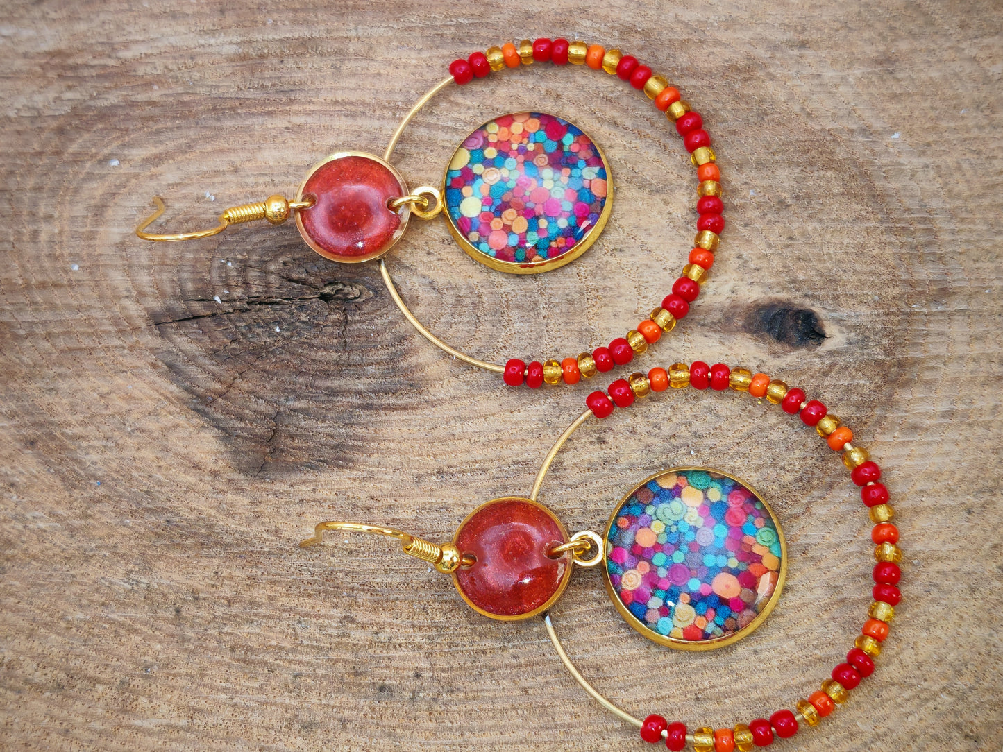 Boucles d’oreilles – Créoles dorées & cabochons confettis colorés