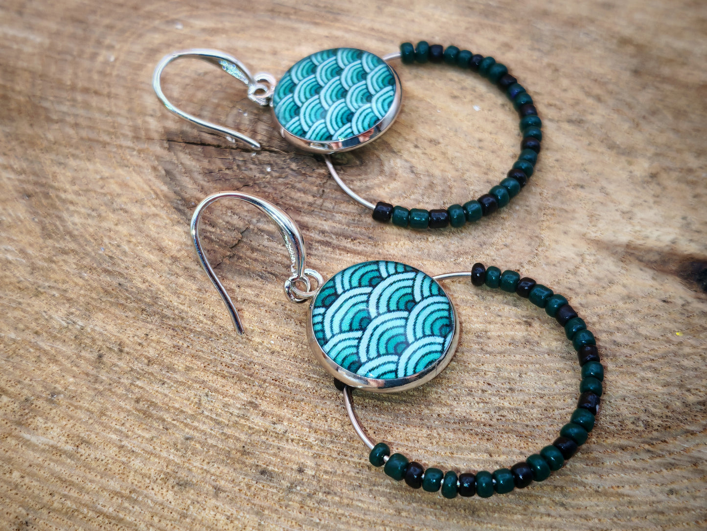 Boucles d’oreilles – Créoles argentées & cabochons vagues japonaises