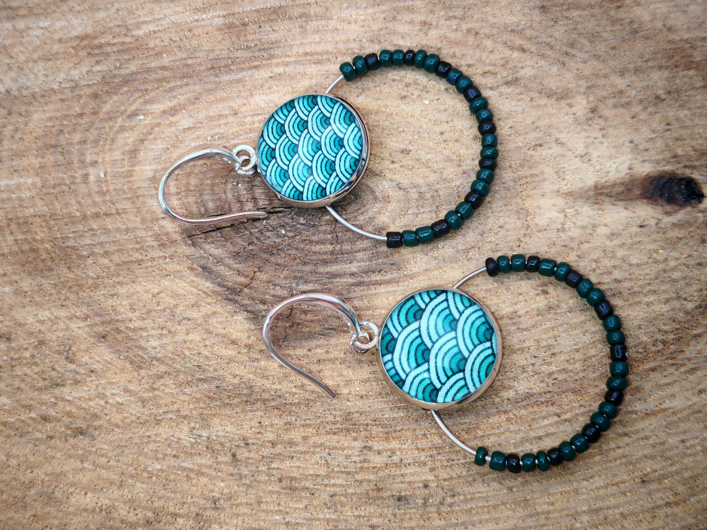 Boucles d’oreilles – Créoles argentées & cabochons vagues japonaises