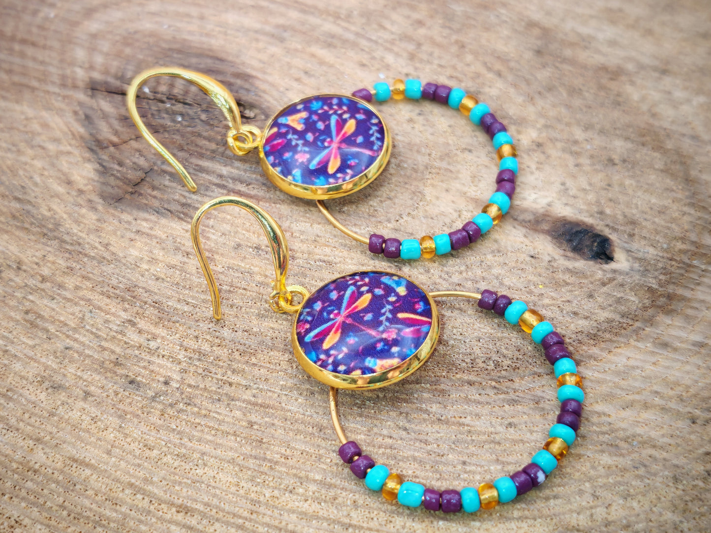 Boucles d’oreilles – Créoles dorées & cabochons libellules lumineuses