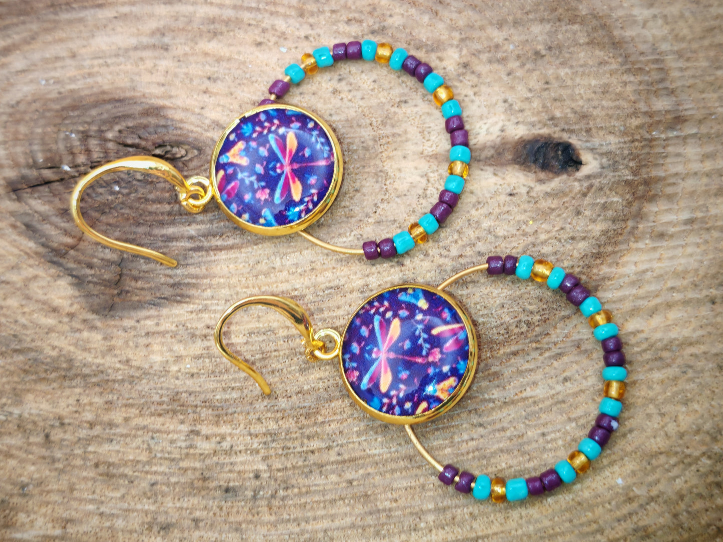 Boucles d’oreilles – Créoles dorées & cabochons libellules lumineuses