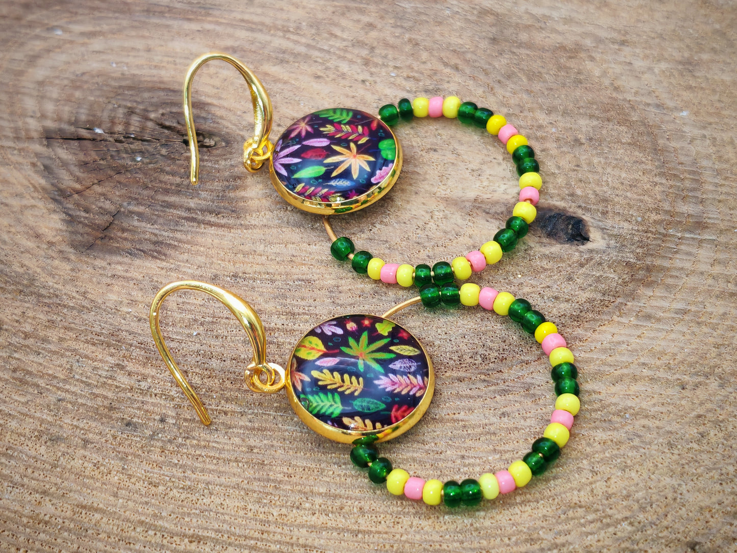 Boucles d’oreilles – Créoles dorées & cabochons feuillage tropical