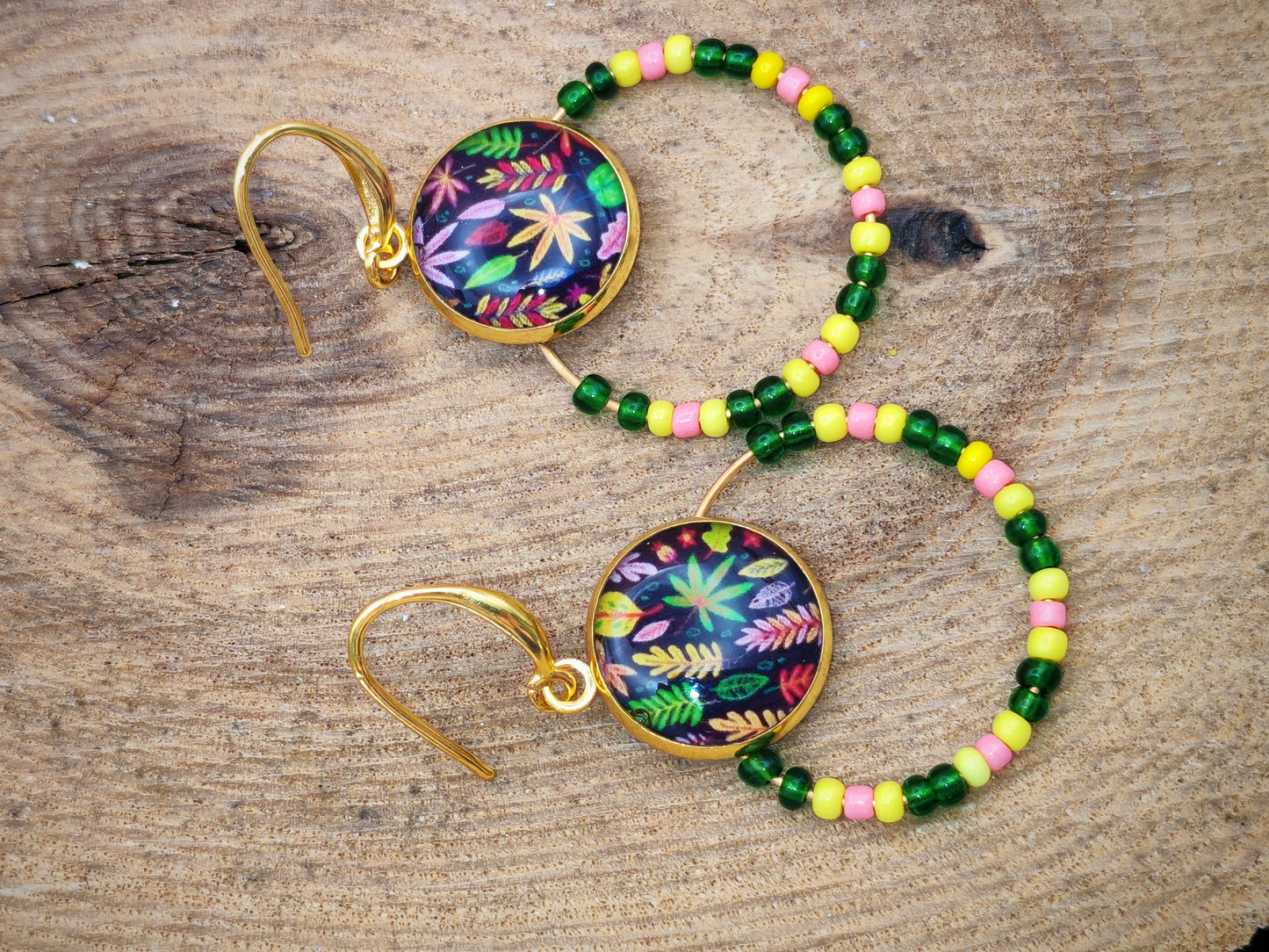 Boucles d’oreilles – Créoles dorées & cabochons feuillage tropical