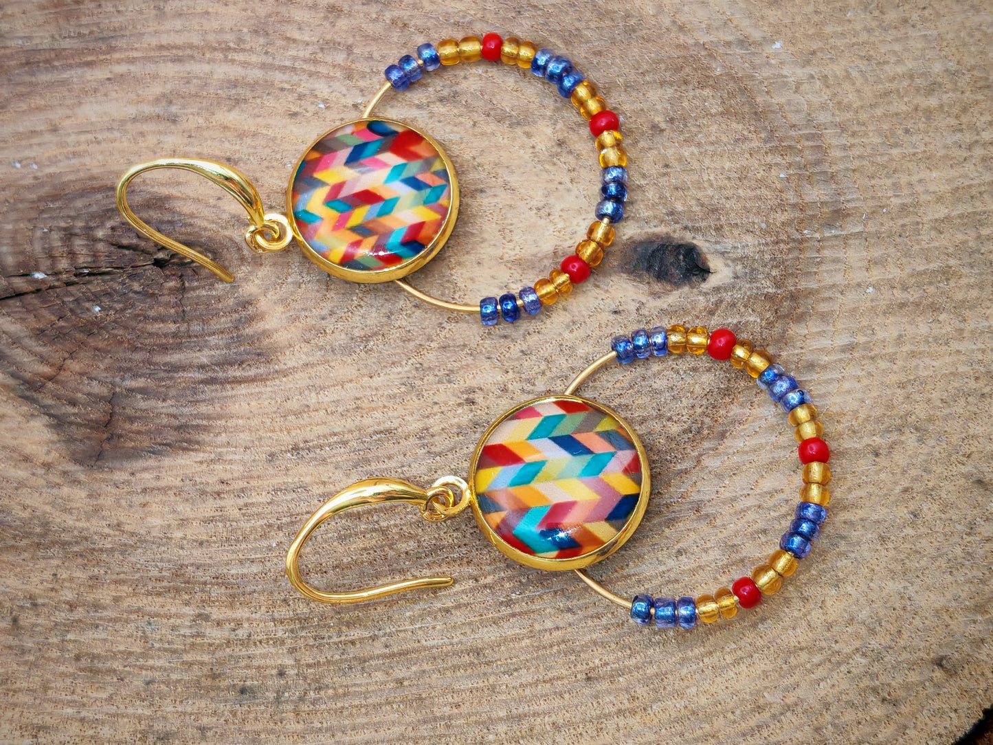 Boucles d’oreilles – Créoles dorées & cabochons chevrons multicolores