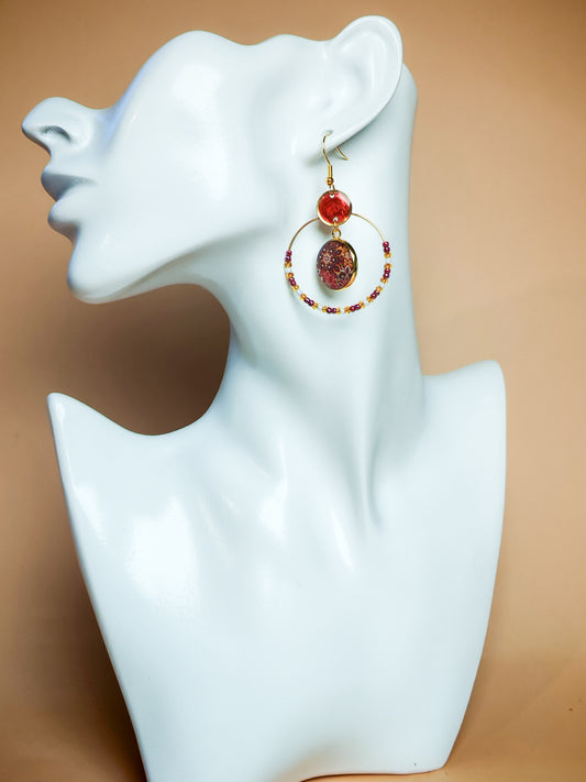 Boucles d’oreilles – Créoles dorées & cabochons mandalas rouges