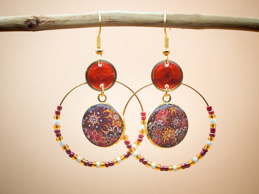 Boucles d’oreilles – Créoles dorées & cabochons mandalas rouges