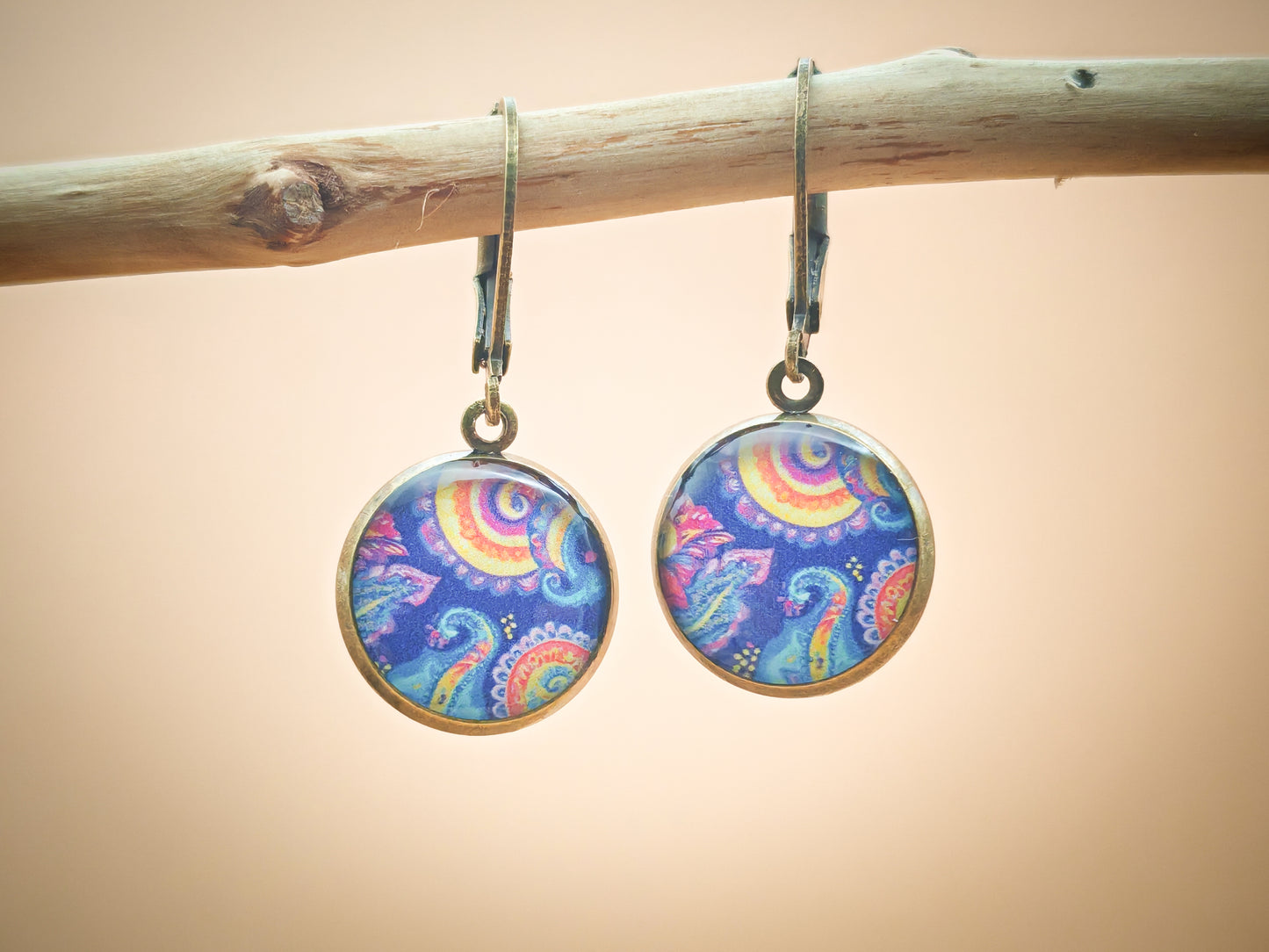 Boucles d’oreilles dormeuses – Tourbillon d’épices et d’indigo