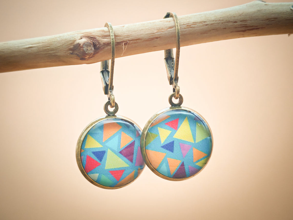 Boucles d’oreilles dormeuses – Éclats géométriques sur ciel turquoise
