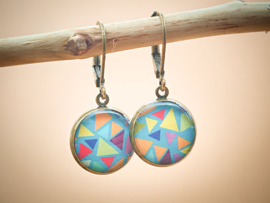 Boucles d’oreilles dormeuses – Éclats géométriques sur ciel turquoise