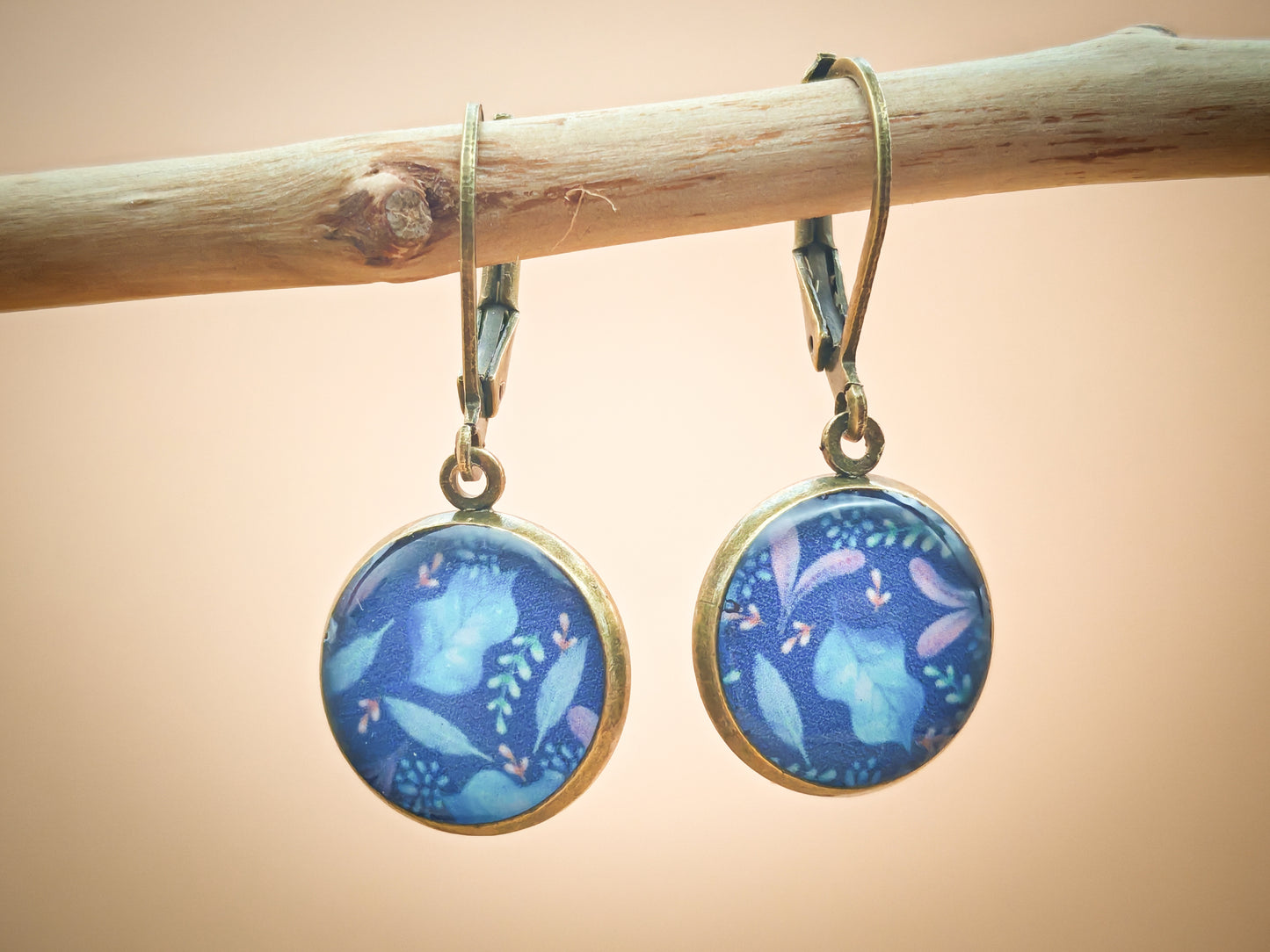 Boucles d’oreilles dormeuses – Fleurs d’ombre et de rosée