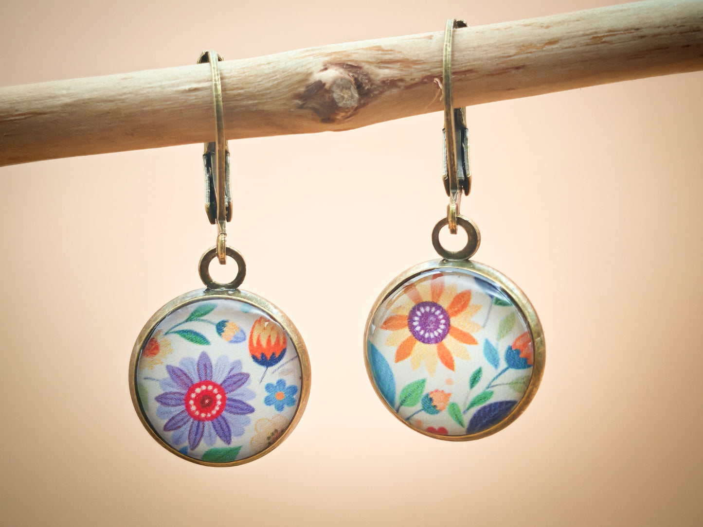 Boucles d’oreilles dormeuses – Fleurs sauvages sur toile d’ivoire