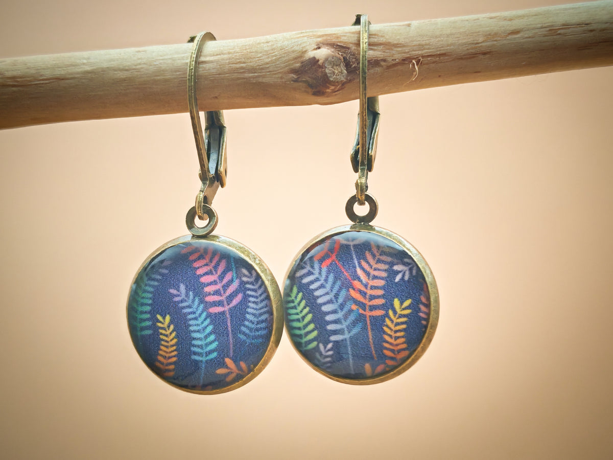 Boucles d’oreilles dormeuses – Feuilles arc-en-ciel sur ciel d’encre
