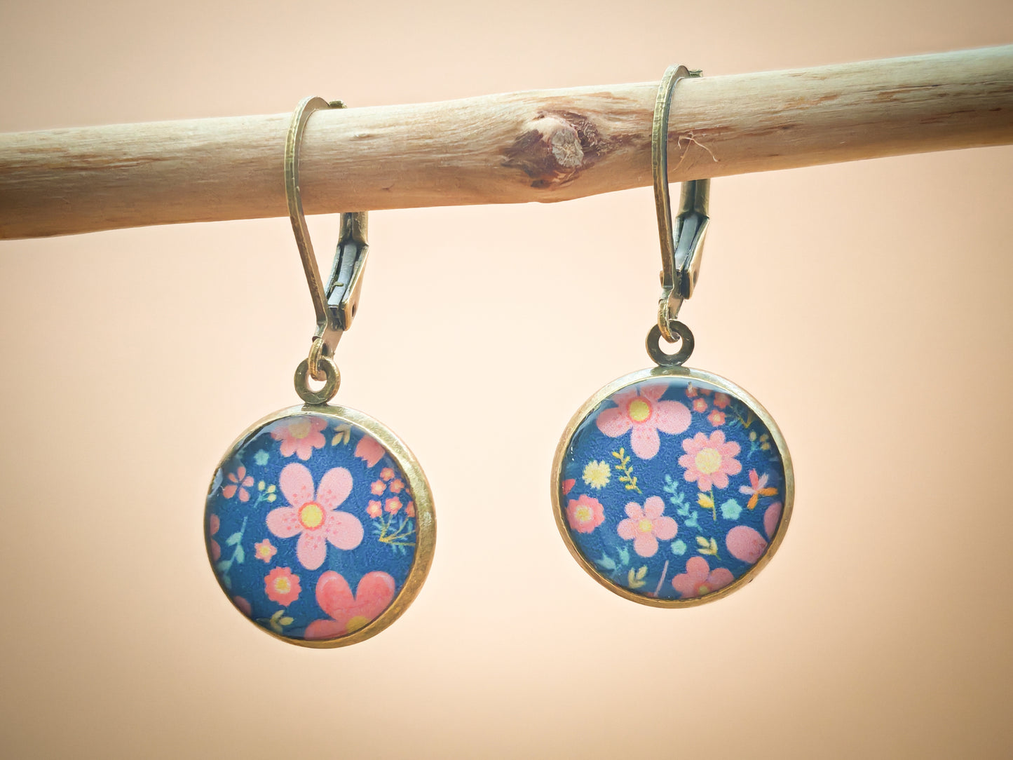 Boucles d’oreilles dormeuses – Douces marguerites sur ciel d’été