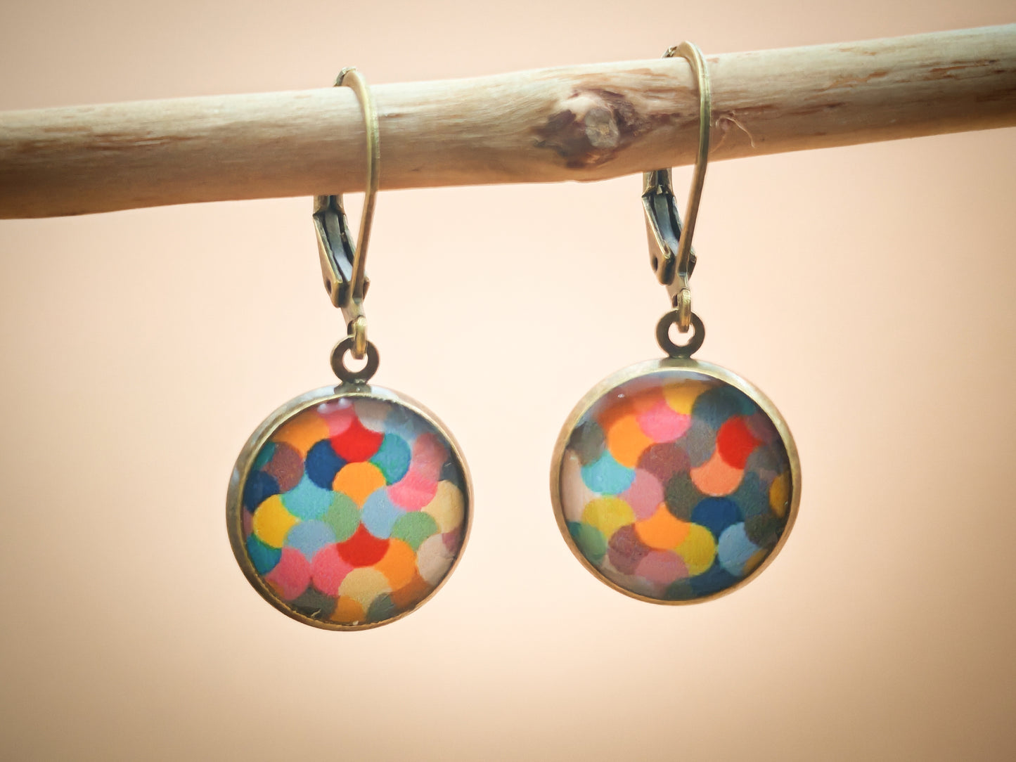 Boucles d’oreilles dormeuses – Confettis d’arc-en-ciel