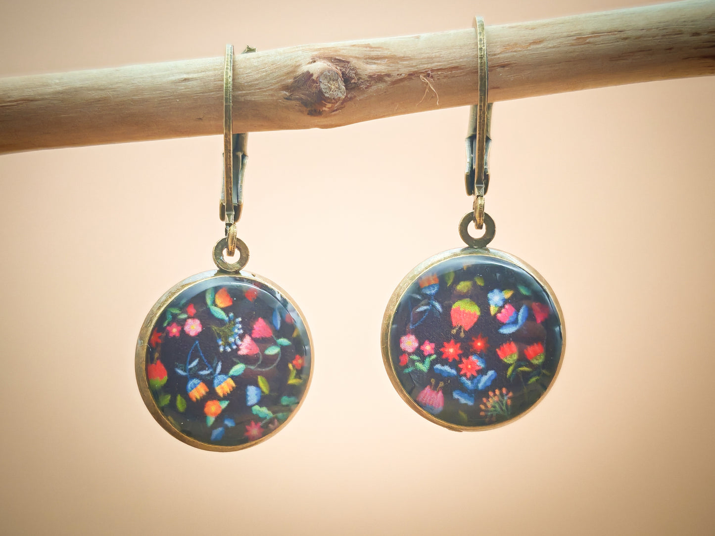 Boucles d’oreilles dormeuses – Broderies florales sur nuit noire