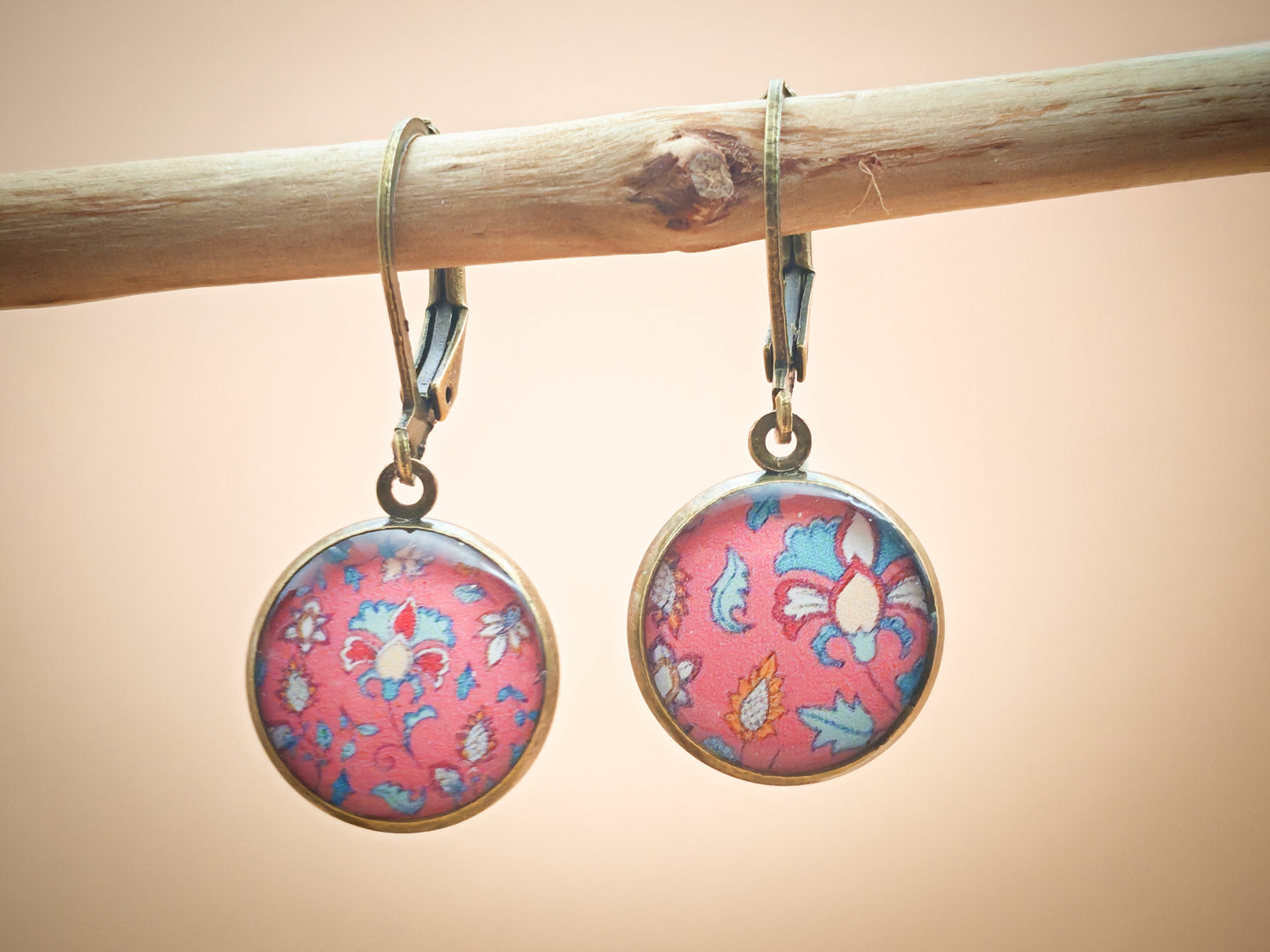 Boucles d’oreilles dormeuses – Tapis fleuri sur fond corail