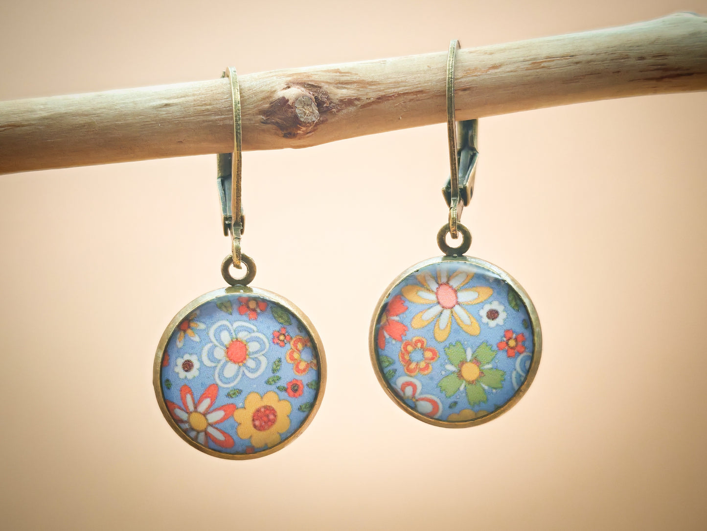 Boucles d’oreilles dormeuses – Prairie joyeuse aux airs de seventies