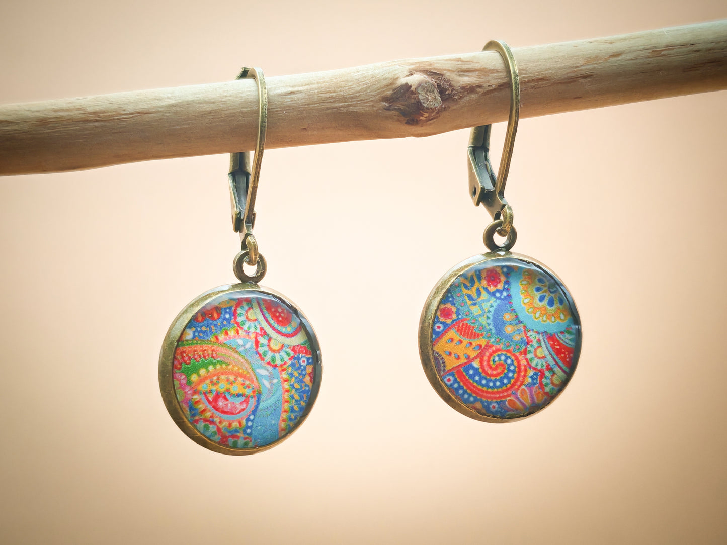 Boucles d’oreilles dormeuses – Mandalas solaires sur ciel azur