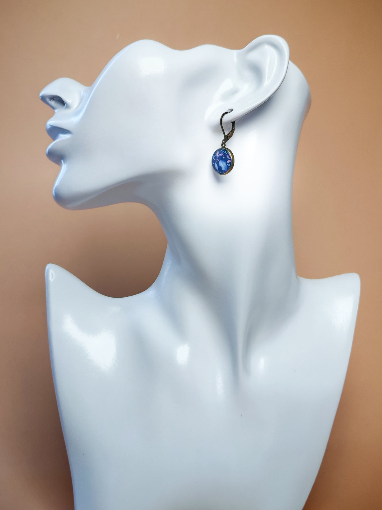 Boucles d’oreilles dormeuses – Fleurs d’ombre et de rosée