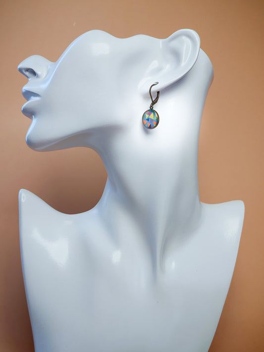 Boucles d’oreilles dormeuses – Éclats géométriques sur ciel turquoise