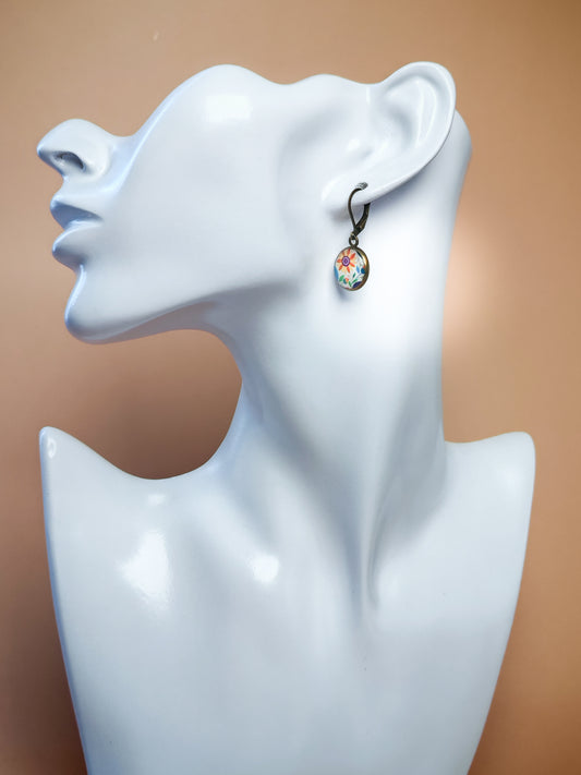 Boucles d’oreilles dormeuses – Fleurs sauvages sur toile d’ivoire