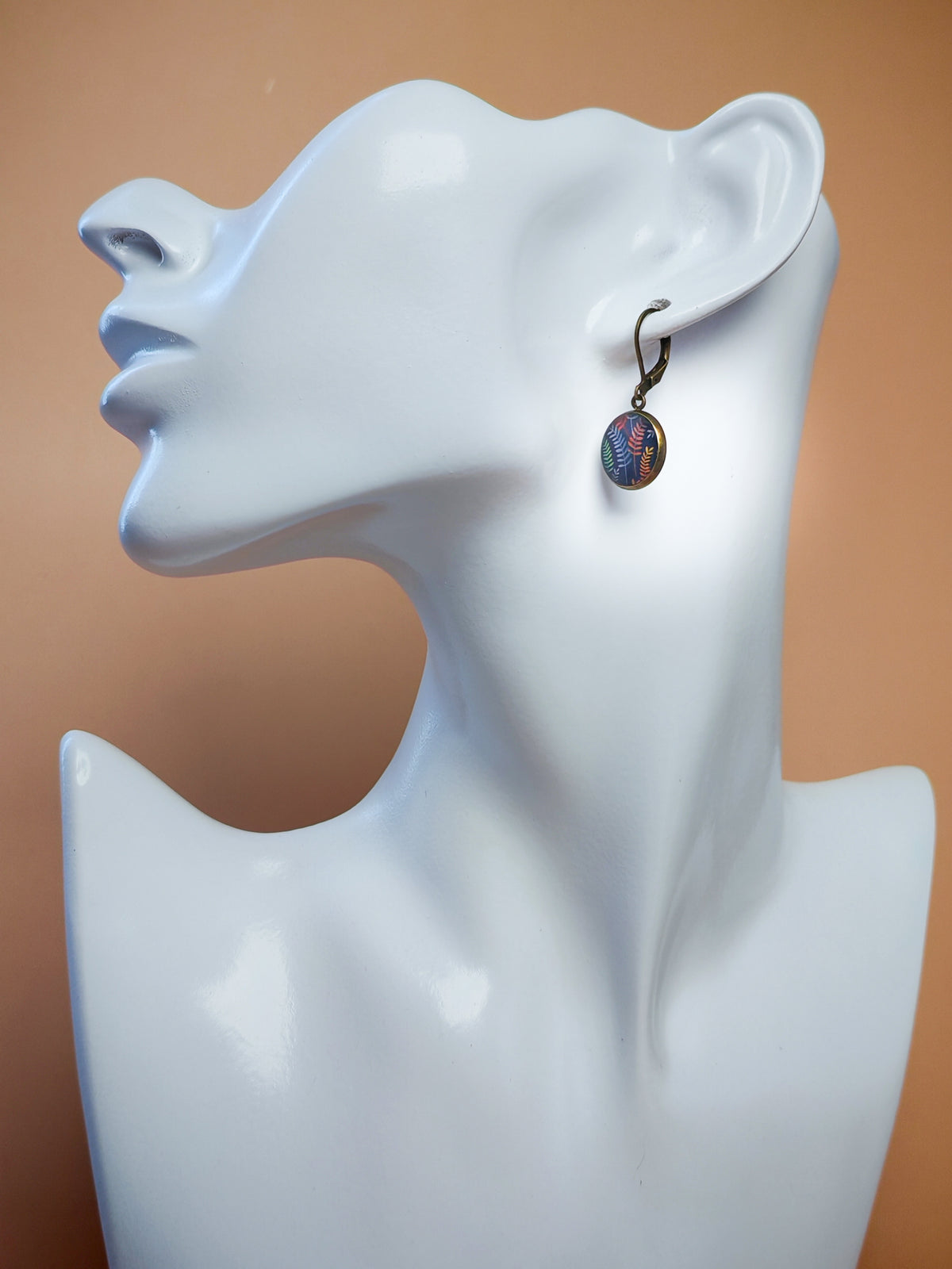 Boucles d’oreilles dormeuses – Feuilles arc-en-ciel sur ciel d’encre
